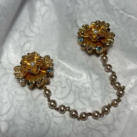 Elegant Gold Color Floral Pearl Chain Brooch
Clip for sweater, shawl or cape - Picture 1 of 9